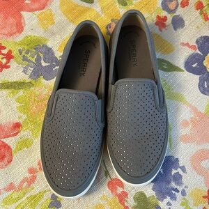 Size 6.5 like new women’s Sperry shoes grey memory foam